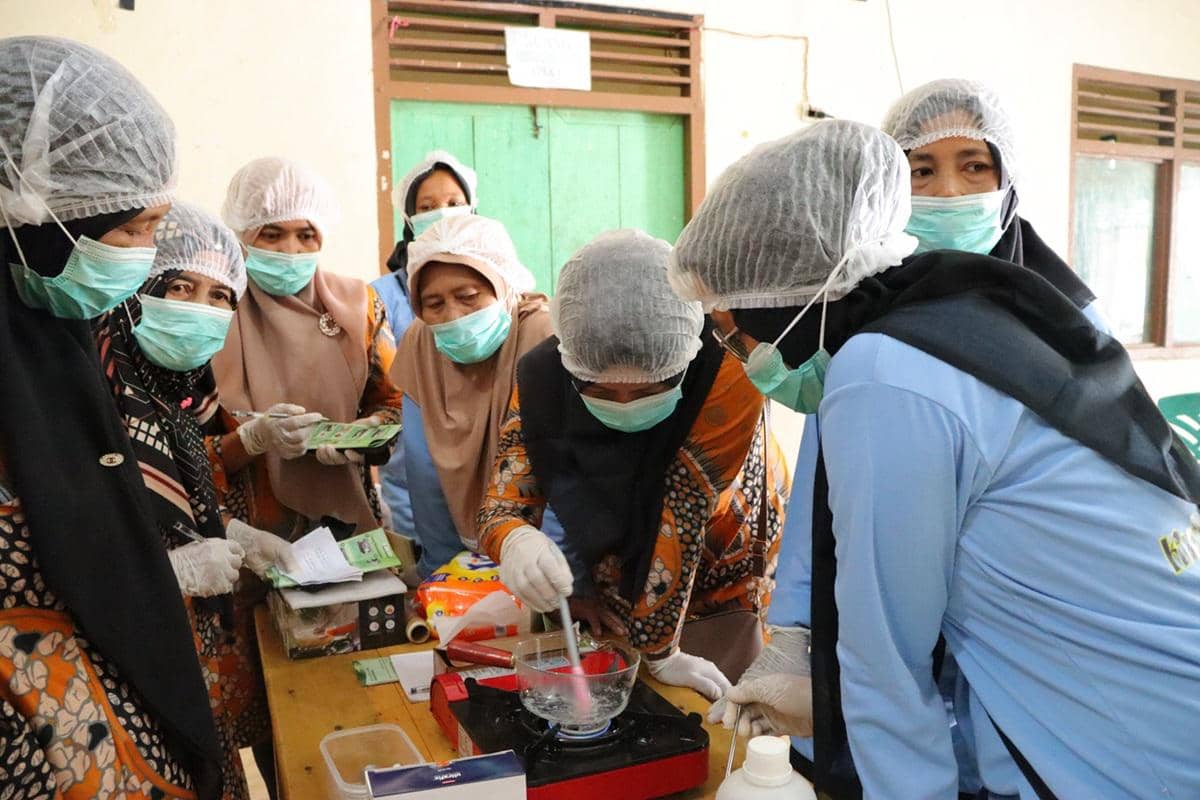 Dosen Teknik Biomedis Itera sedang membuat plester herbal dalam kegiatan pengembangan produk kesehatan