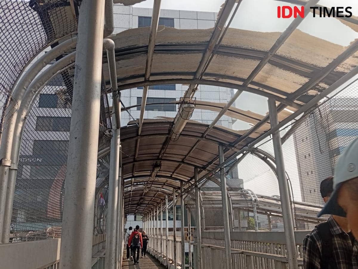 JPO MT Haryono Jadi Open Sky, Atapnya Hilang dan Penuh Coretan