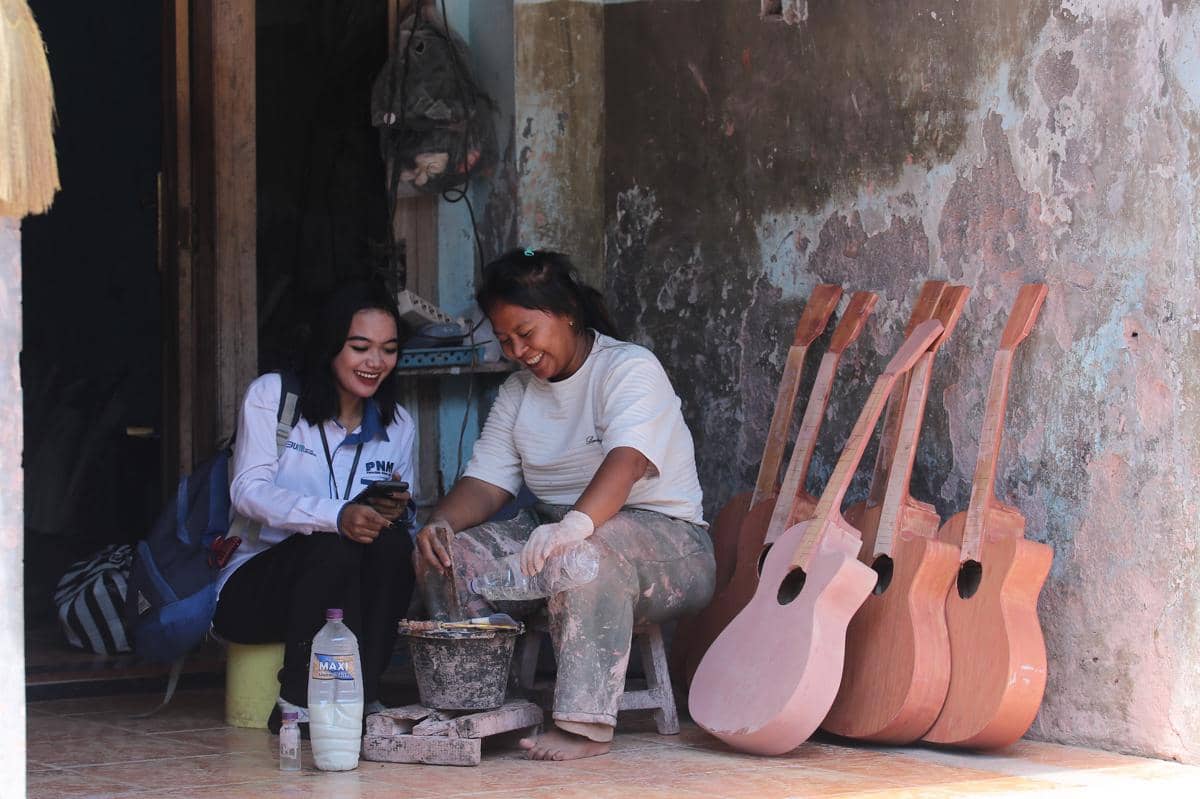 Dari Usaha Gitar, Rini Menata Kembali Masa Depan Keluarga