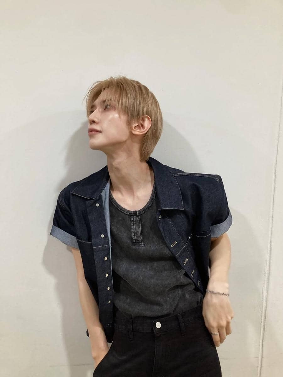 ide layering outfit musim panas ala Yeosang ATEEZ