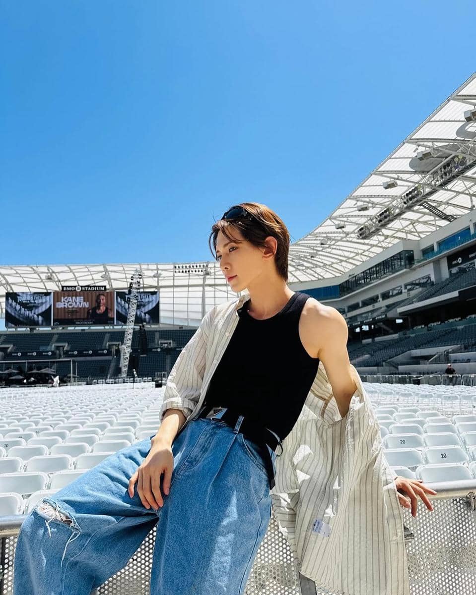 ide layering outfit musim panas ala Yeosang ATEEZ