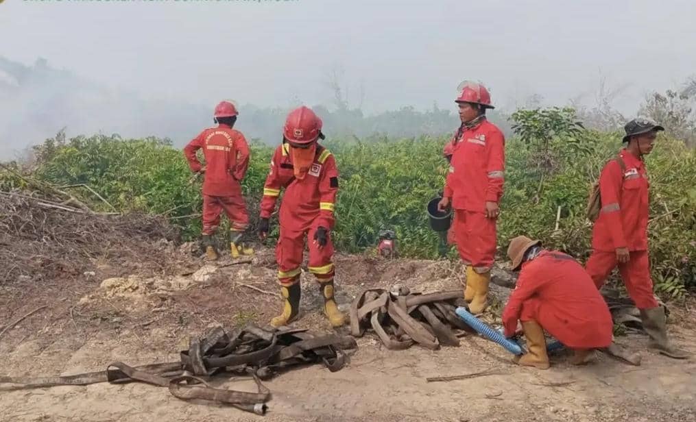 Petugas Manggala Agni melakukan pemadaman kebakaran di Muara Medak dalam dokumentasi resmi Manggala Agni.