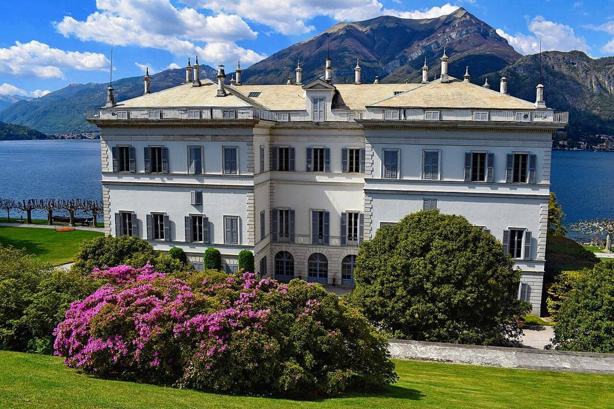 Villa Melzi menjadi tempat ikonik dengan taman bergaya Inggris di Bellagio.