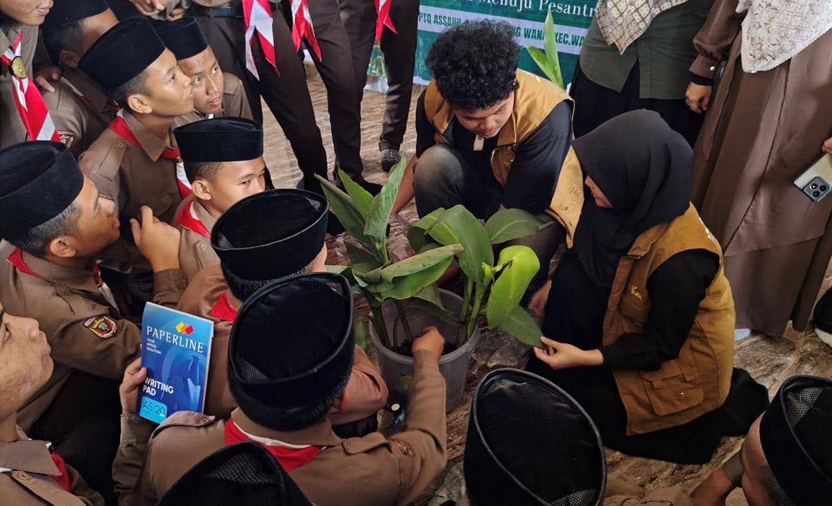 Tim Dosen dan Mahasiswa Itera kenalkan cara mengolah air limbah pada Pondok Pesantren Tahfidz Al-Qur’an (PPTQ) Assahil Lampung Timur (dok.humas/itera)