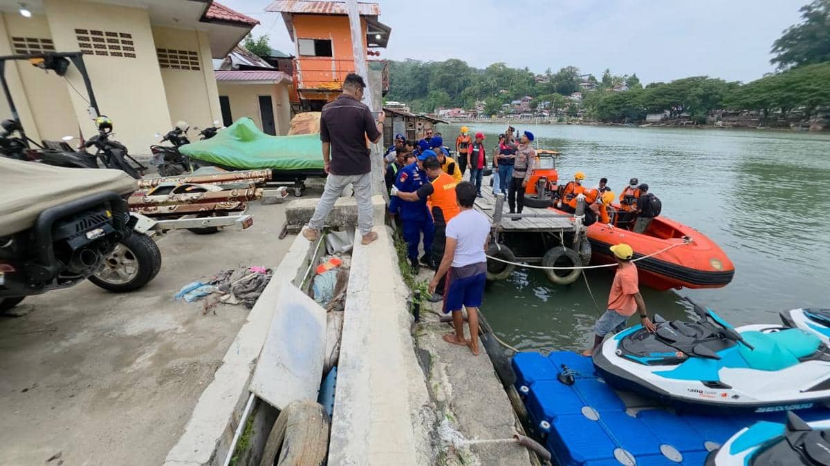 Tim gabungan mengevakuasi korban kebakaran kapal TB Simponi (Foto: Basarnas Padang)