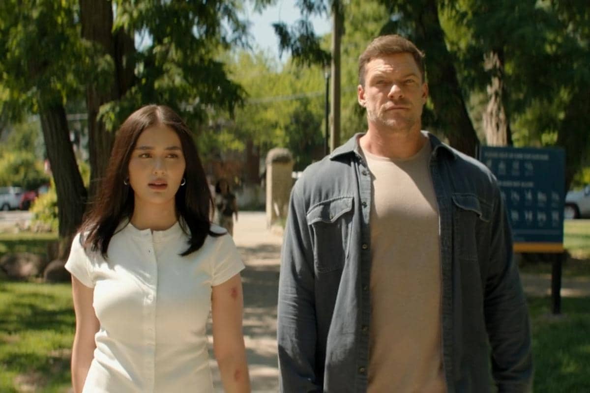 Agnez Mo dan Alan Ritchson di serial Reacher 4