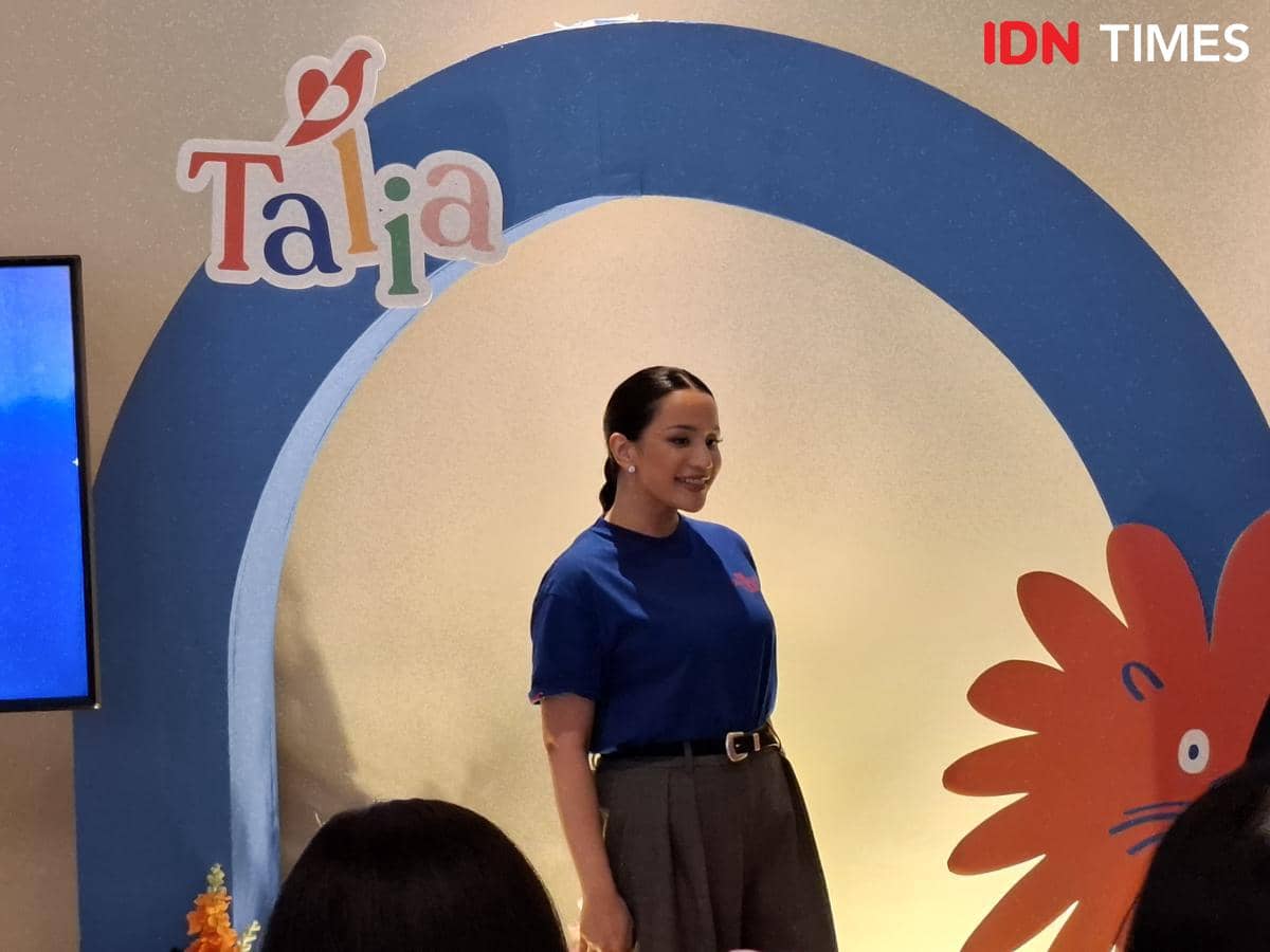 Angel Pieters dalam sesi intimate sharing bertajuk “Merawat Diri, Merawat Jiwa”, bagian dari rangkaian Thank You Mom Club di LovLov pada Sa