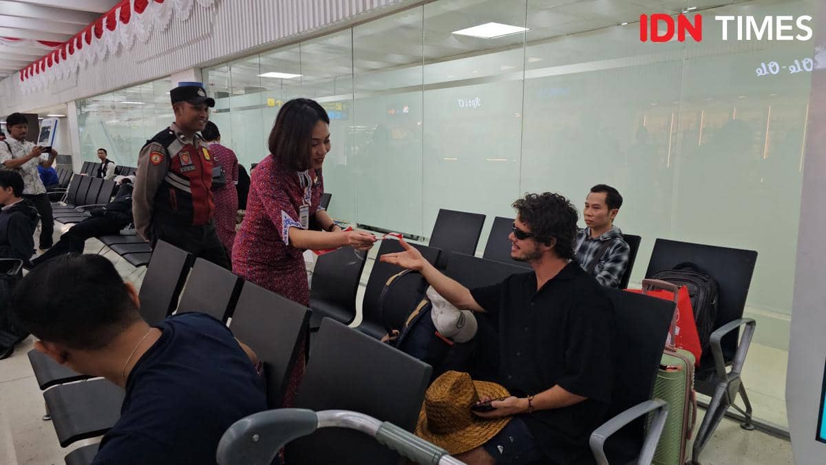 Dapat Bendera Indonesia di Soetta, Penumpang Asal Australia Semringah