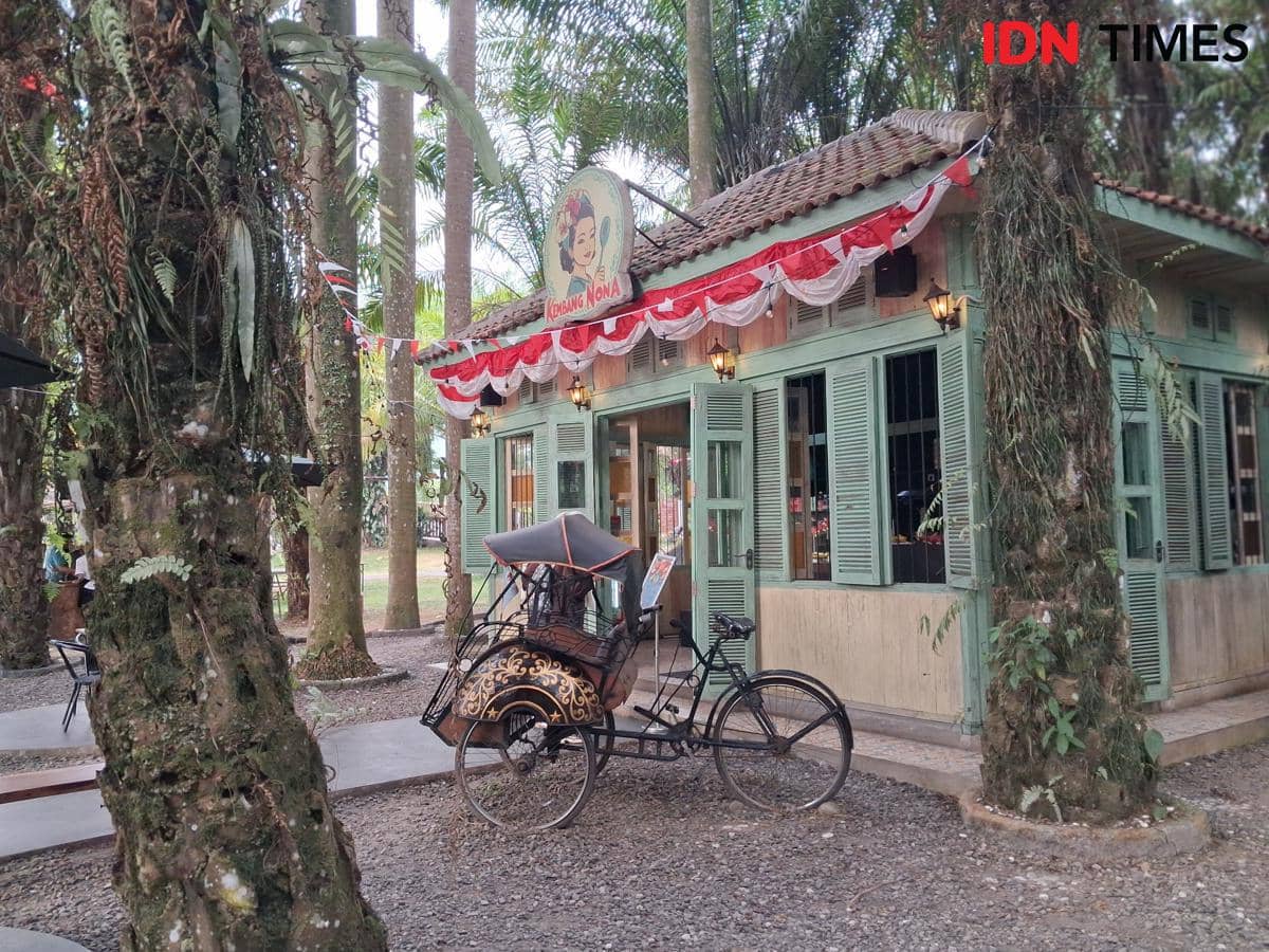 Tampilan Kafe Kembang Nona yang ikonik di Enchanting Valey pada sore hari, Jumat, 14 Agustus 2026.