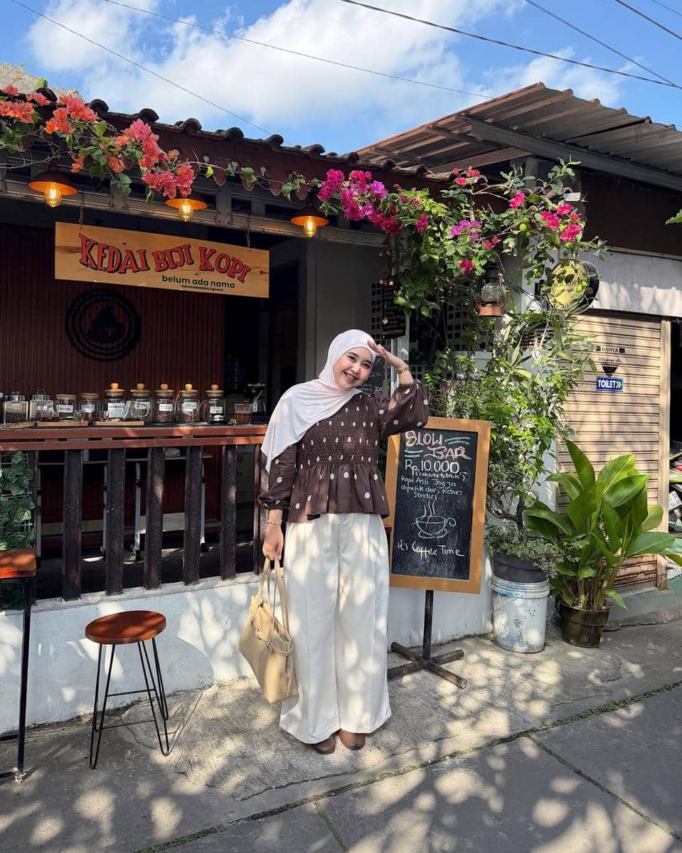 cara styling outfit polkadot ala Meilan Indrajati