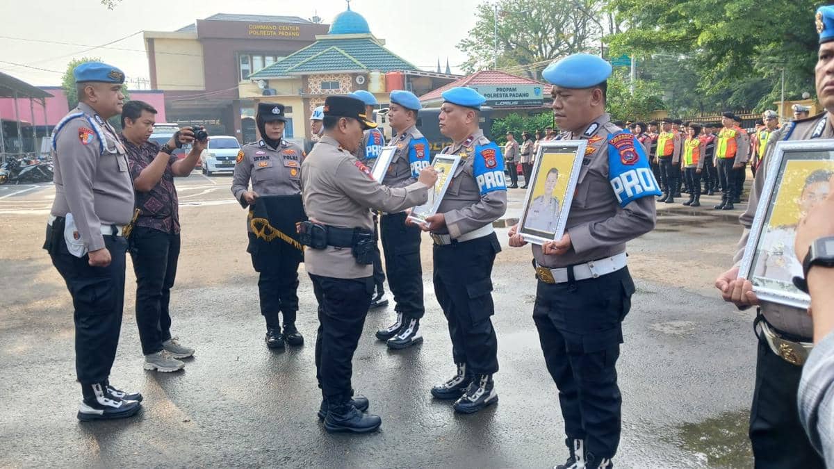 Kapolresta Padang mencoret nama personel yang dipecat pada papan daftar dalam kegiatan internal kepolisian.