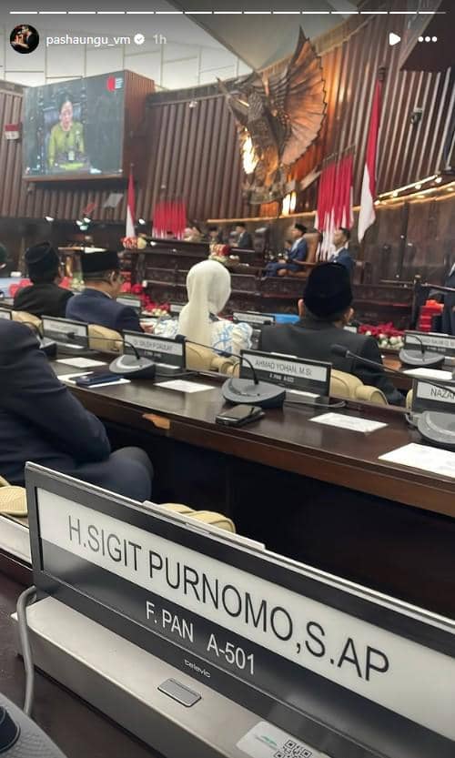 Seorang artis mengenakan setelan formal menghadiri Sidang Tahunan MPR serta Rapat Paripurna DPR 2026.