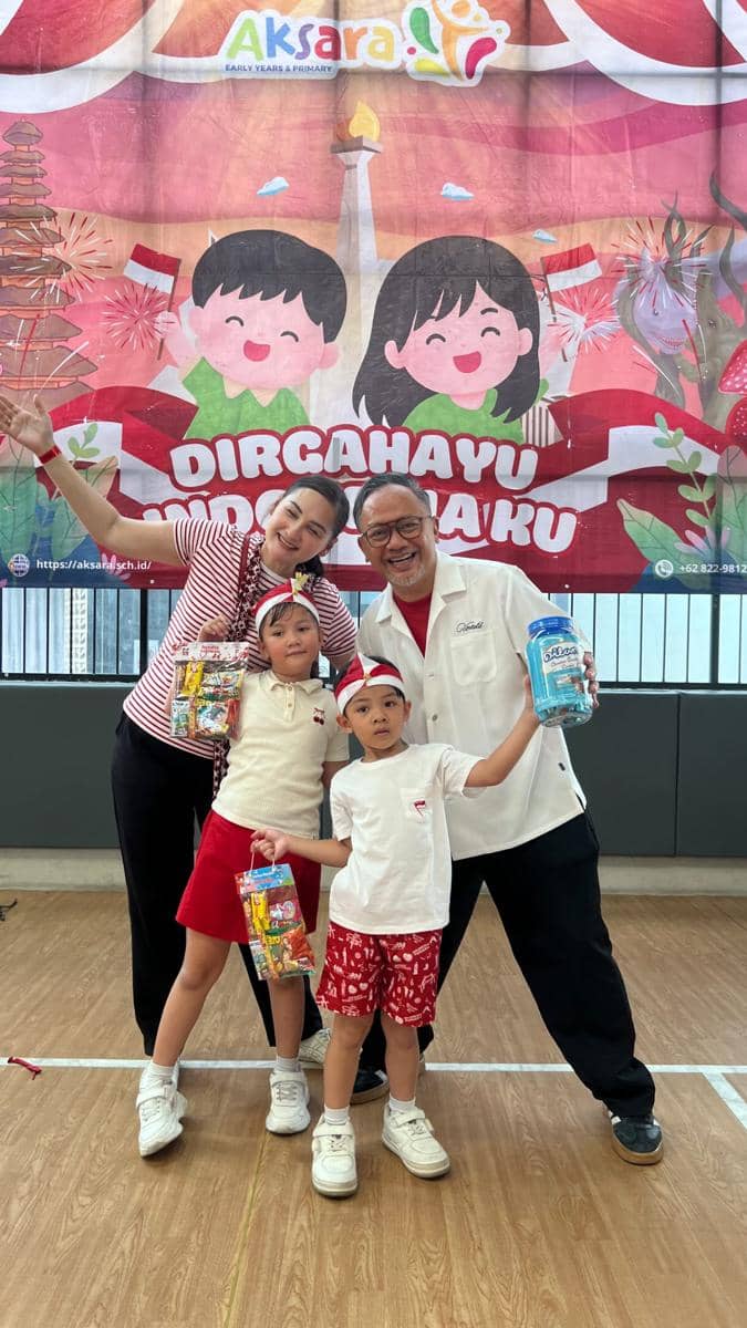 Sejumlah anak mengenakan pakaian bernuansa merah putih saat perayaan 17 Agustus di sekolah bersama teman-temannya.