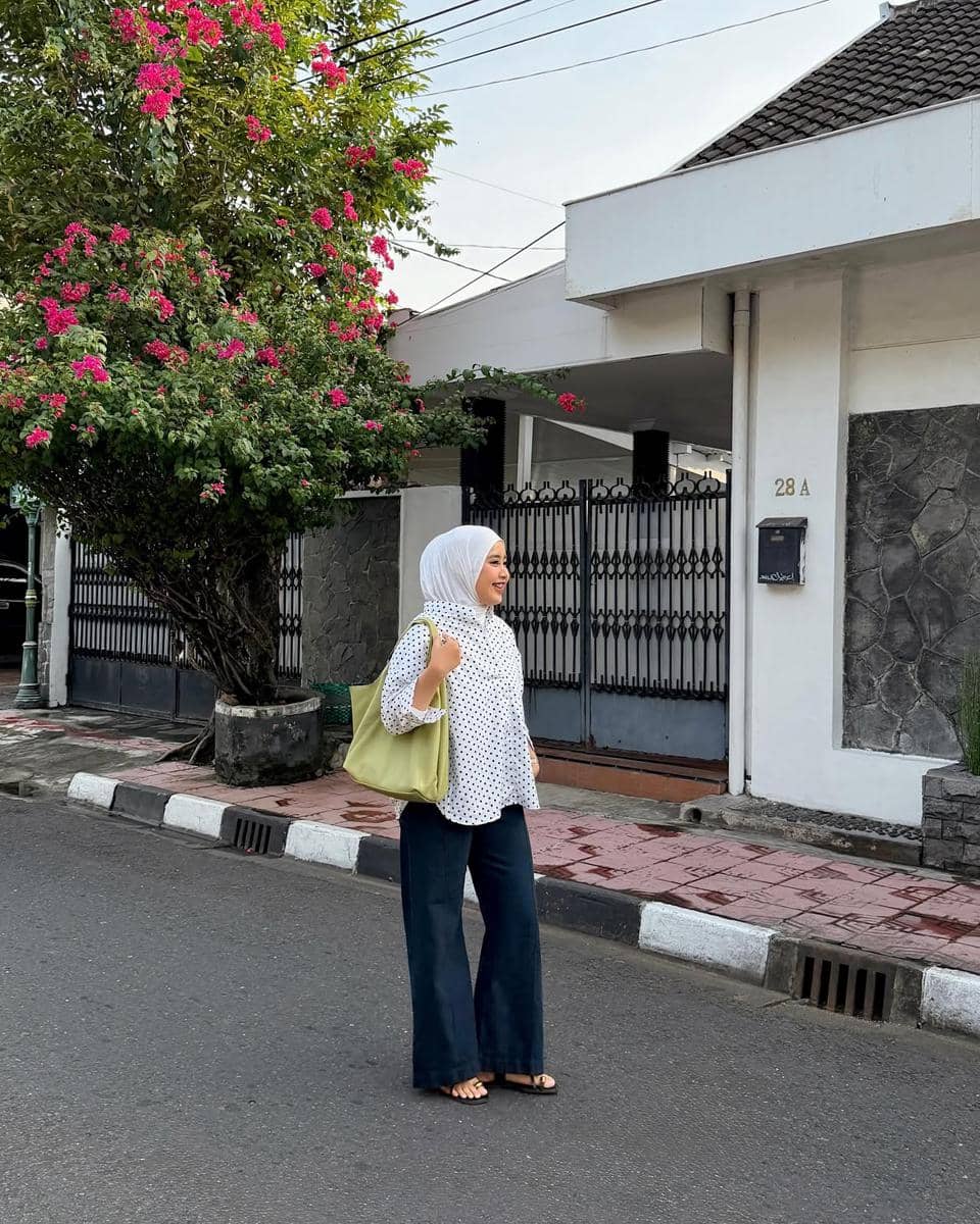cara styling outfit polkadot ala Meilan Indrajati
