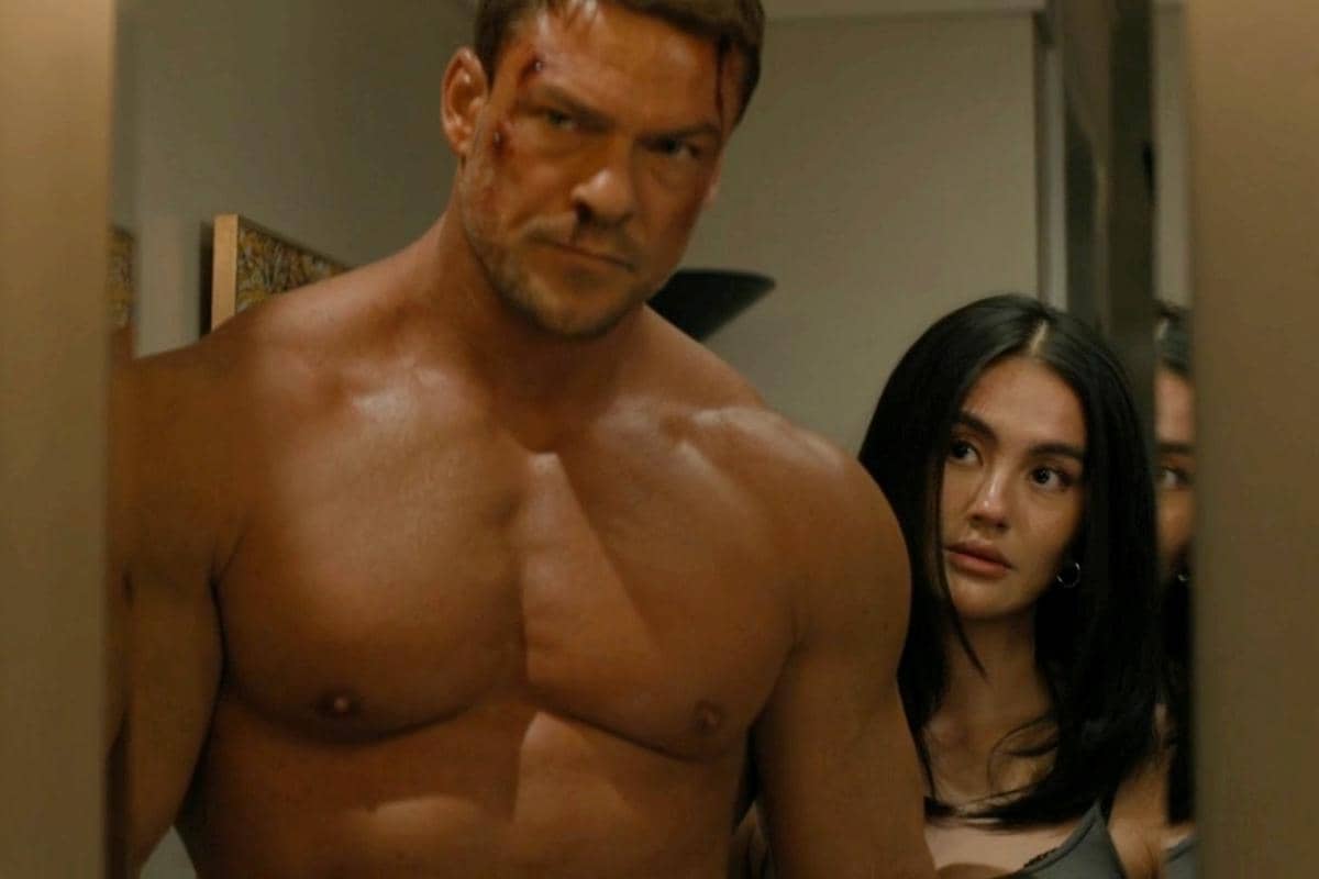 Agnez Mo dan Alan Ritchson di serial Reacher 4