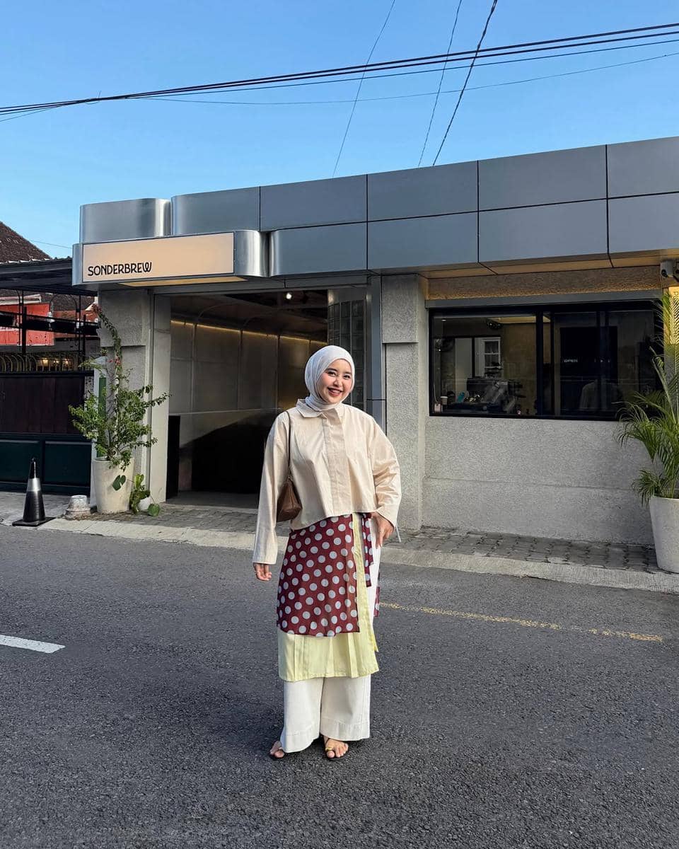 cara styling outfit polkadot ala Meilan Indrajati
