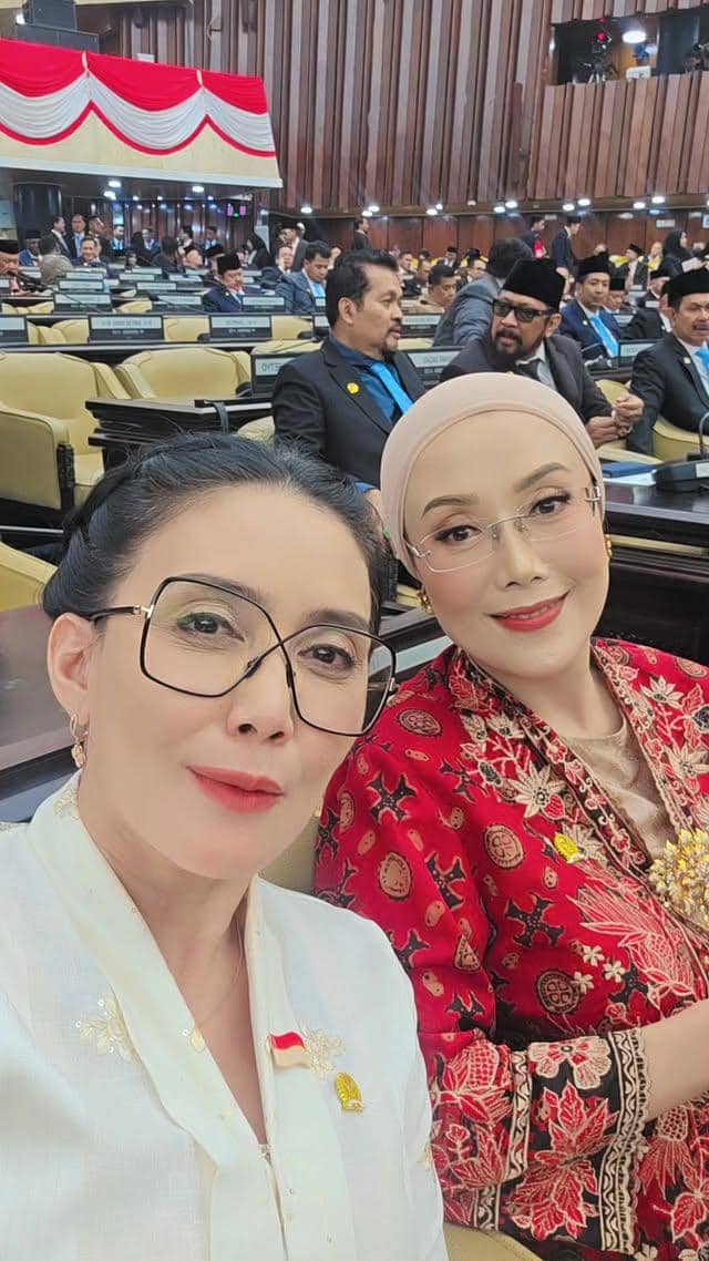 Seorang artis menghadiri Sidang Tahunan MPR dan Rapat Paripurna DPR pada tahun 2026 di Indonesia.