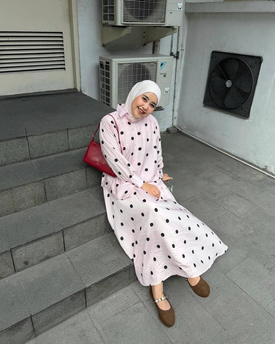 cara styling outfit polkadot ala Meilan Indrajati