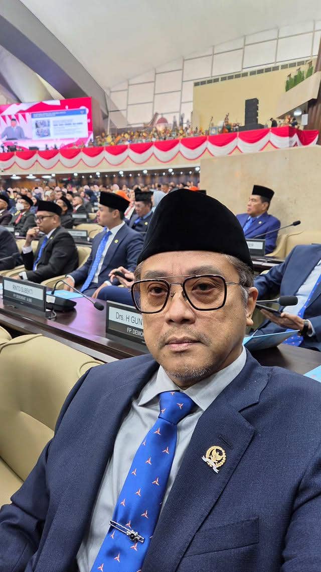 Seorang artis menghadiri sidang tahunan MPR dan rapat paripurna DPR tahun 2026 di kompleks parlemen Indonesia.