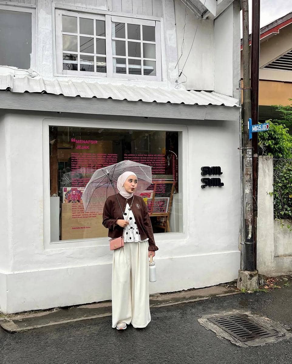 cara styling outfit polkadot ala Meilan Indrajati
