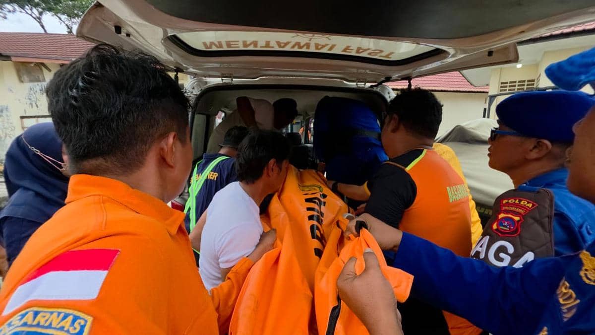 Tim memasukkan jenazah ke dalam ambulans (Foto: Basarnas Padang)