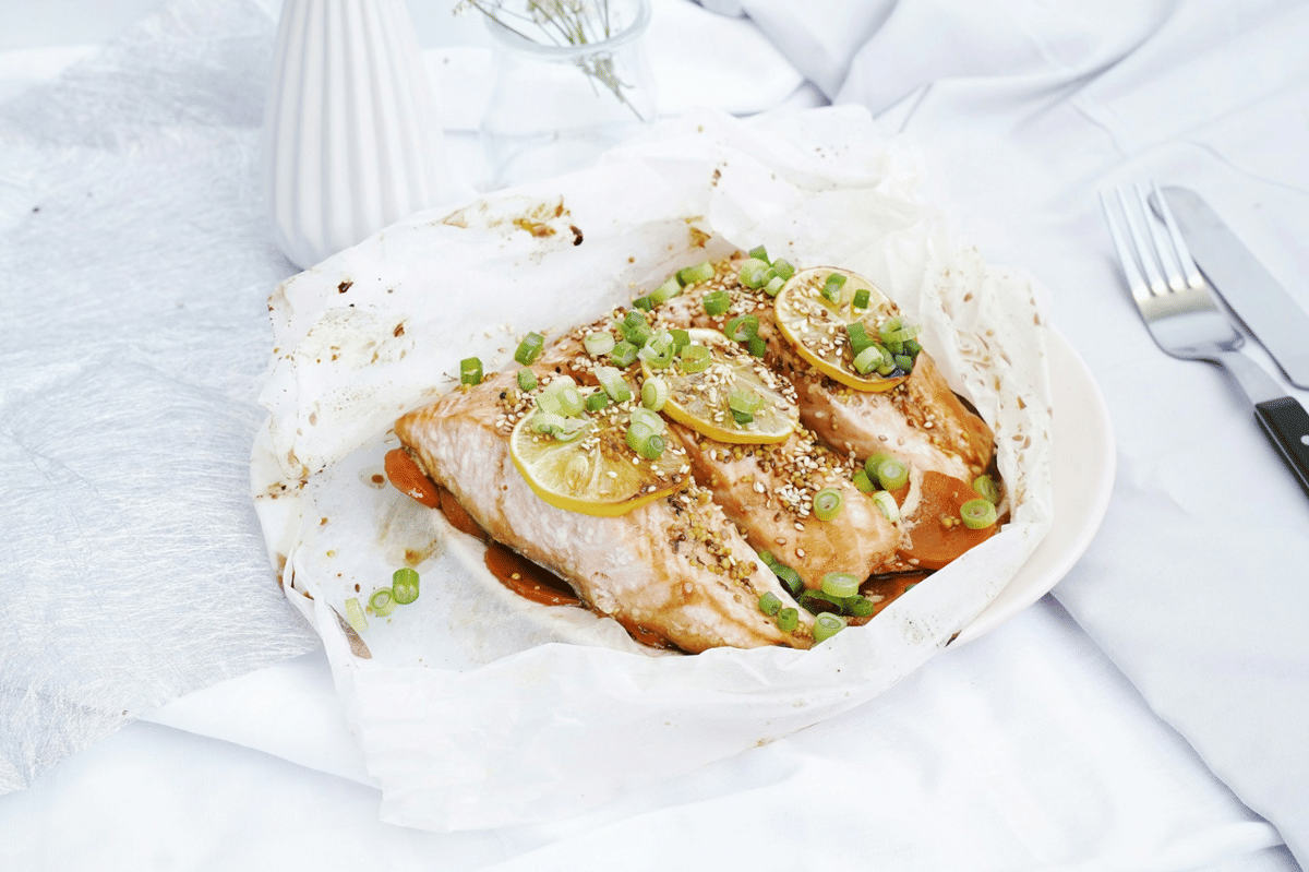 ilustrasi sajian salmon panggang foil