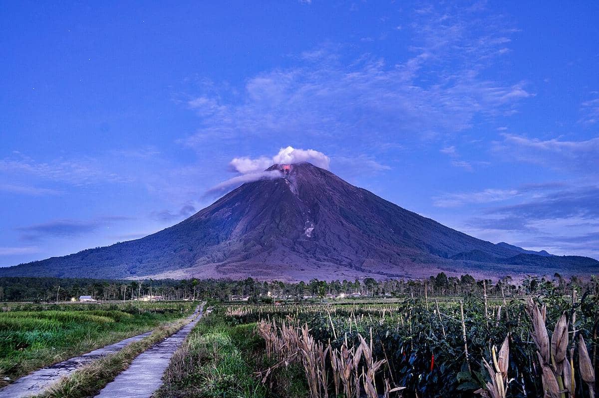 ilustrasi aktivitas vulkanik Gunung Semeru