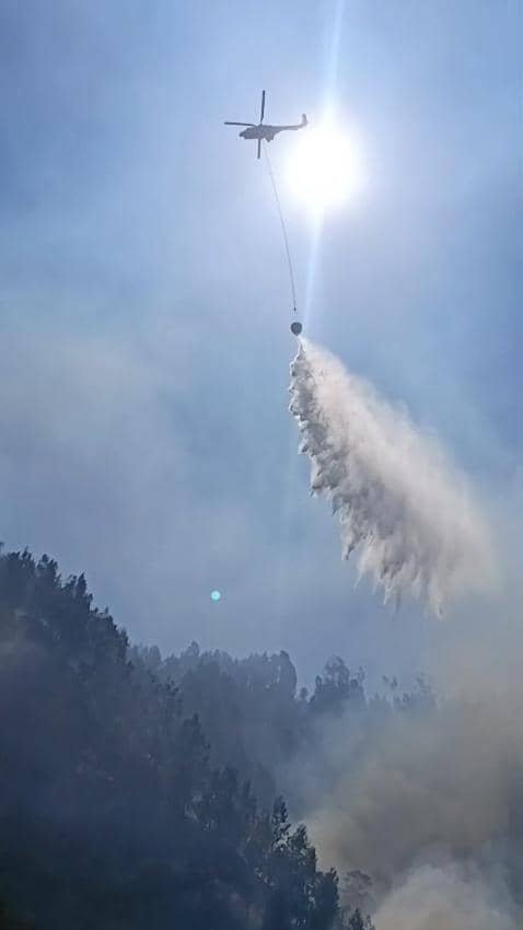 Helikopter melakukan operasi water bombing untuk menangani kebakaran hutan dan lahan di kawasan Gunung Bromo.