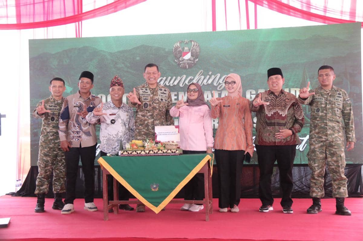 Jembatan Garuda Merah Putih di Desa Kali Pasir, Kecamatan Way Bungur, Lampung Timur, dalam acara peresmian.