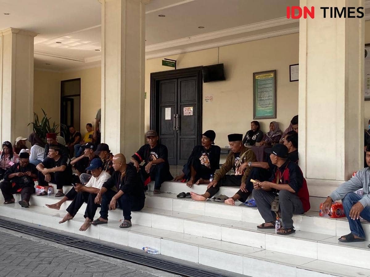 Jelang Vonis Sugiri, Simpatisan Pakai Baju Reog Ponorogo