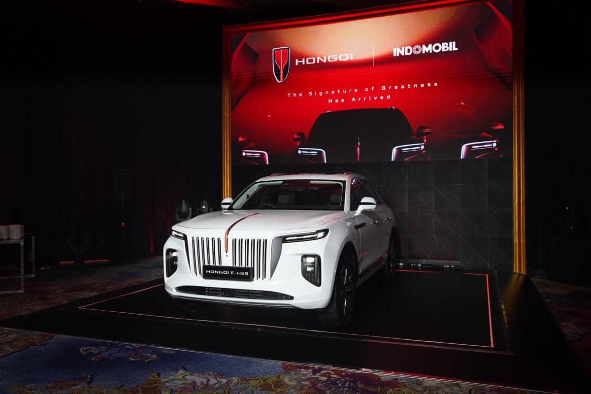 Tampilan SUV listrik Hongqi E-HS9 dengan desain eksterior mewah, gril depan besar, dan lampu depan ramping.