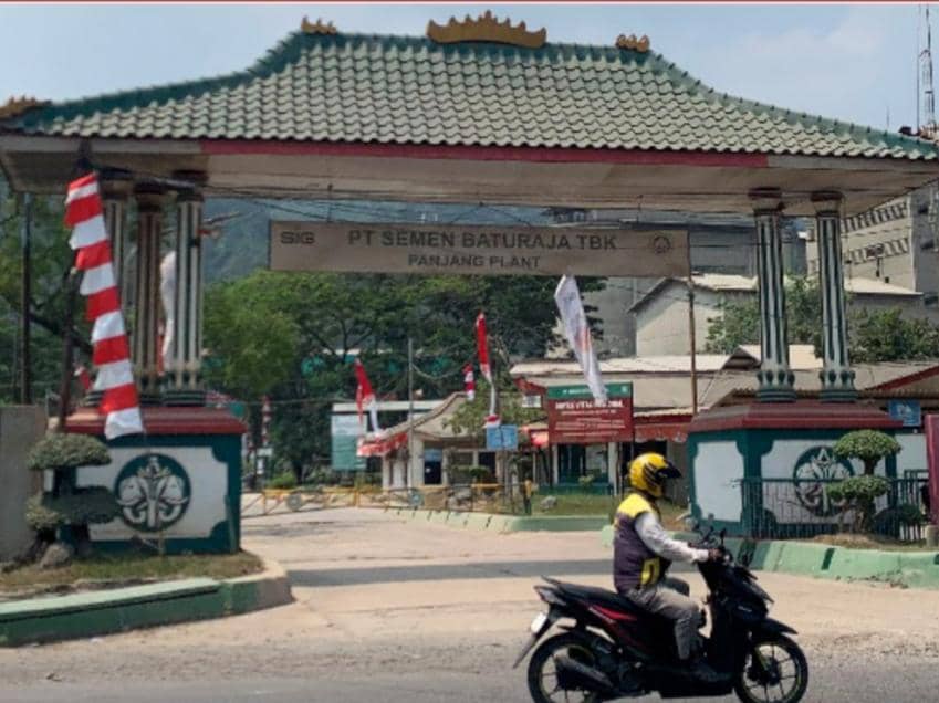 Gerbang utama PT Semen Baturaja Tbk di Panjang, Bandar Lampung, tampak dipenuhi debu pada area sekitar perusahaan.