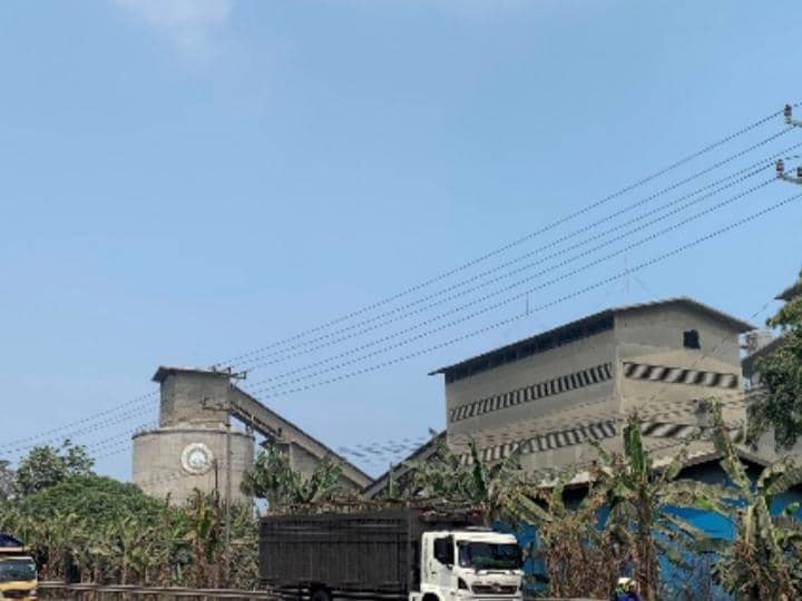 Gerbang utama PT Semen Baturaja Tbk di Panjang, Bandar Lampung, tampak tertutup debu pada area pintu masuk.