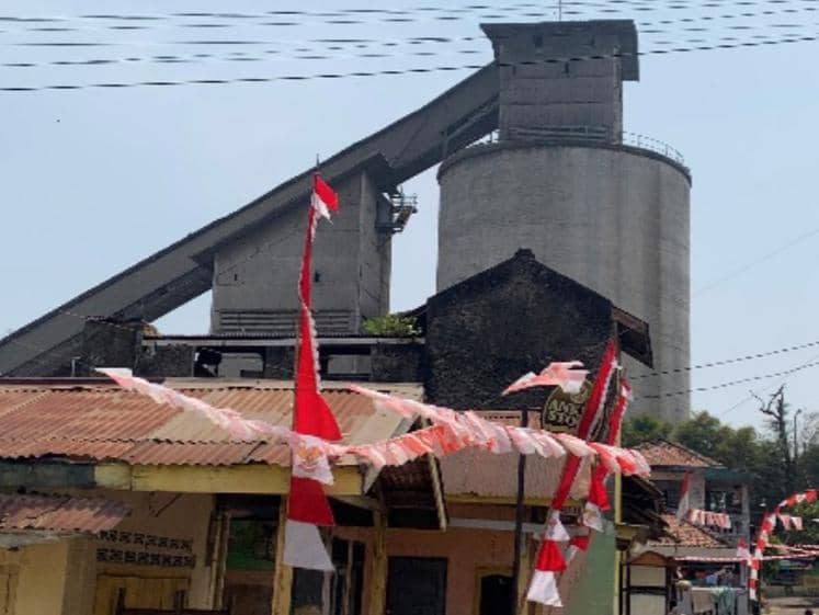 Debu industri tampak menyelimuti kawasan Panjang di Bandar Lampung, menggambarkan pencemaran lingkungan di area tersebut.