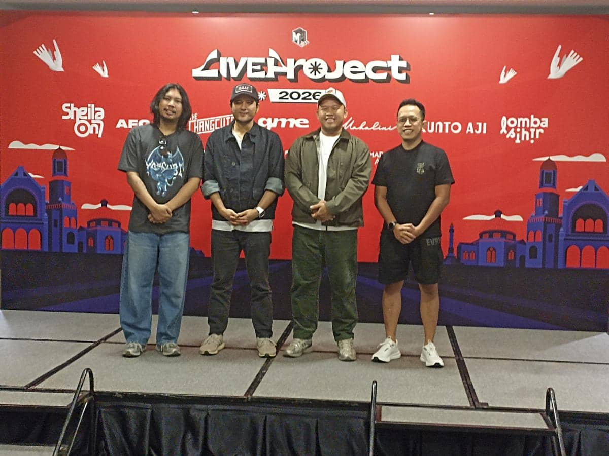 Panitia acara Live Project berfoto bersama Adam Subarkah dalam sesi foto kelompok di lokasi acara usai kegiatan.