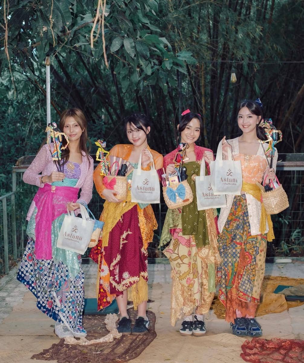Member JKT48 bikin batik dan wayang