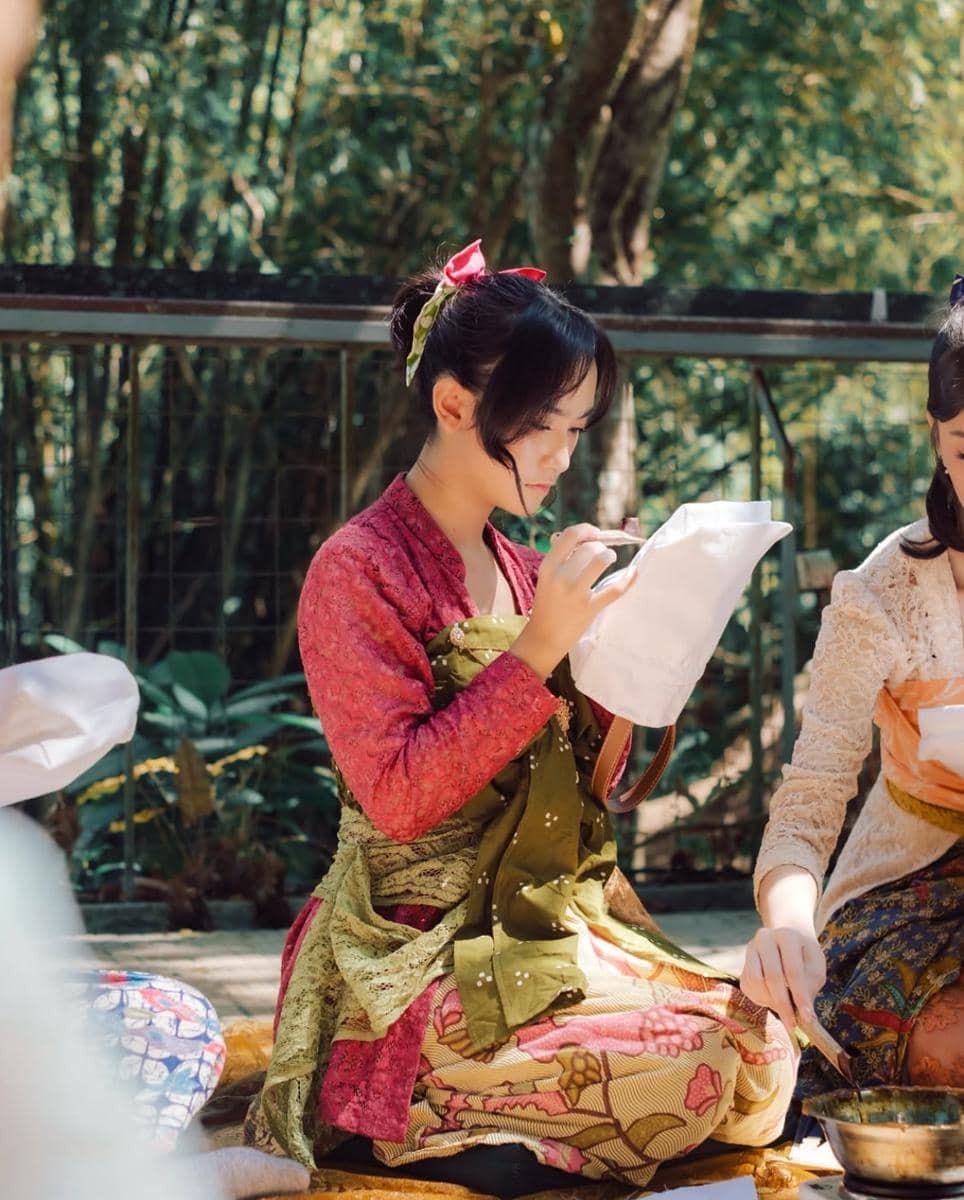 Member JKT48 bikin batik dan wayang