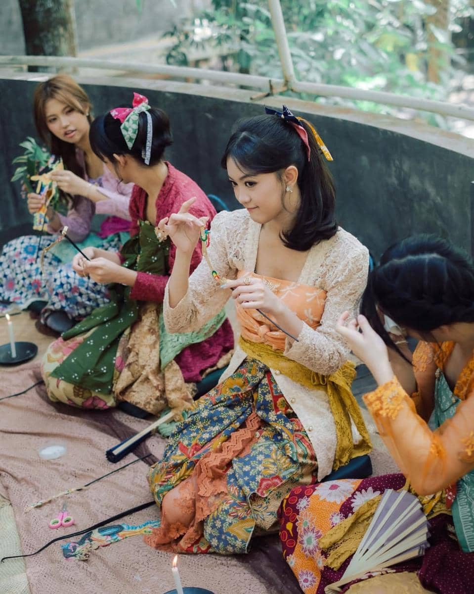 Member JKT48 bikin batik dan wayang