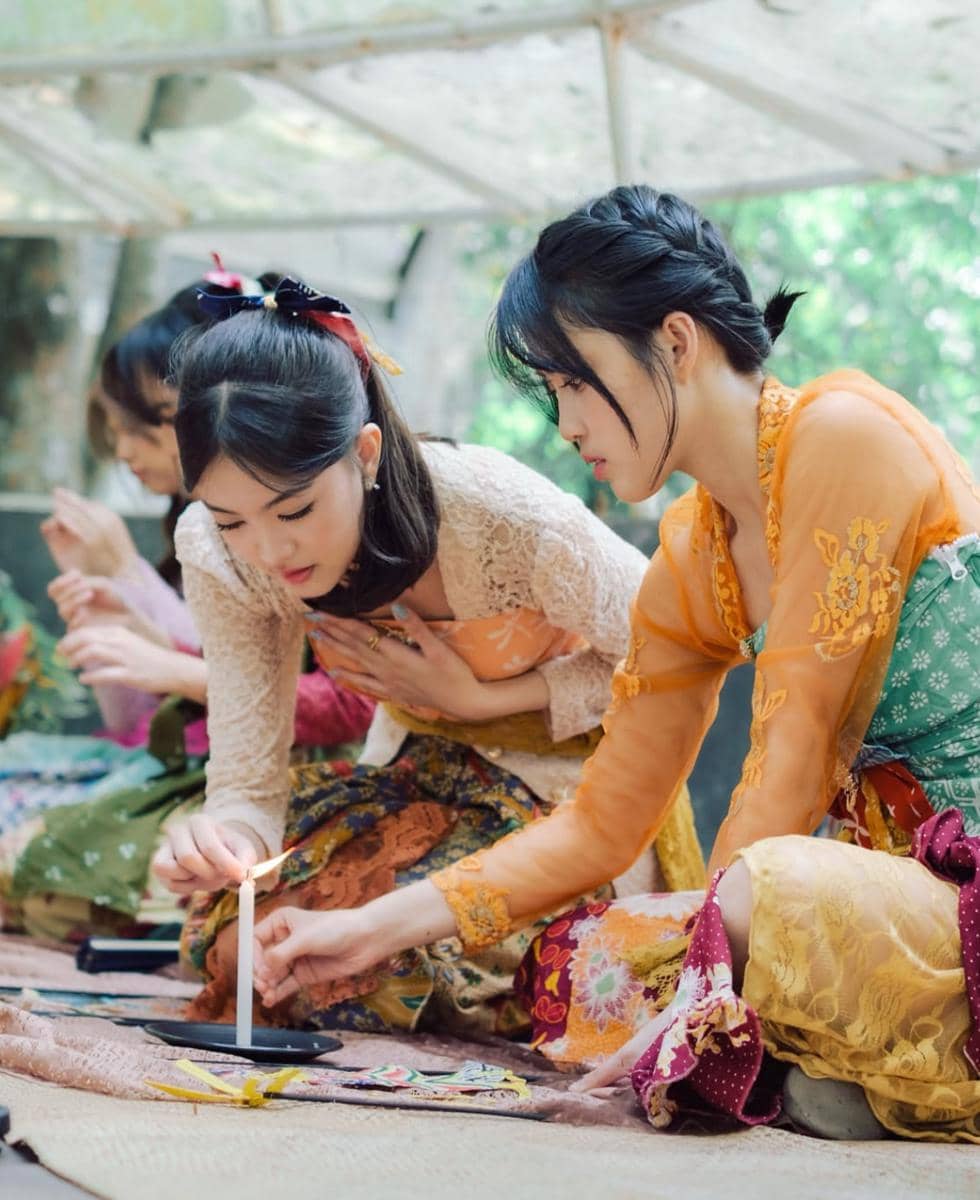 Member JKT48 bikin batik dan wayang