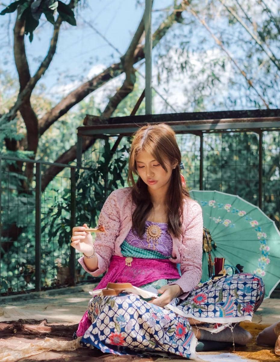 Member JKT48 bikin batik dan wayang
