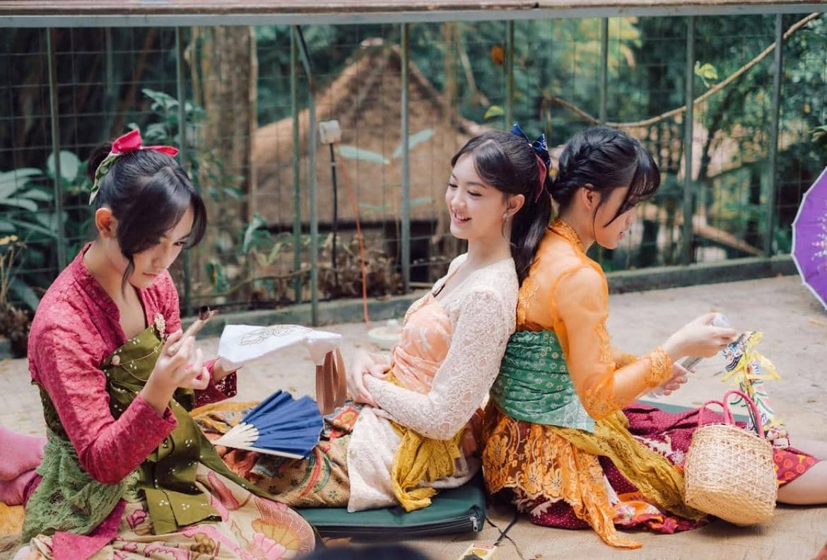 Member JKT48 bikin batik dan wayang