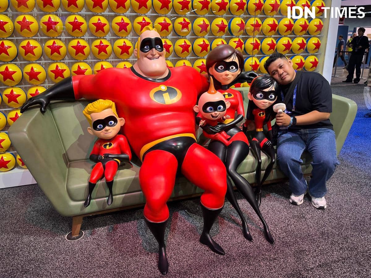 Sejumlah pengunjung berfoto bersama karakter keluarga The Incredibles di ajang D23 The Ultimate Disney Fan Event.