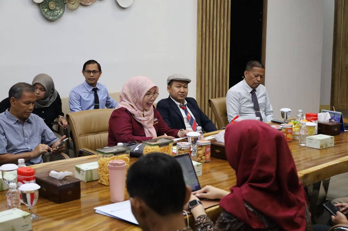 Wakil Rektor IV dan Rektor Undip Prof Suharnomo mempelajari draf kerja sama dengan BBGTK di dalam ruangan.