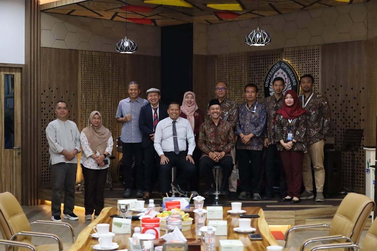 Kepala BBGTK Jawa Tengah Darmadi, Rektor Undip Prof Suharnomo, dan jajaran wakil rektor berfoto bersama.