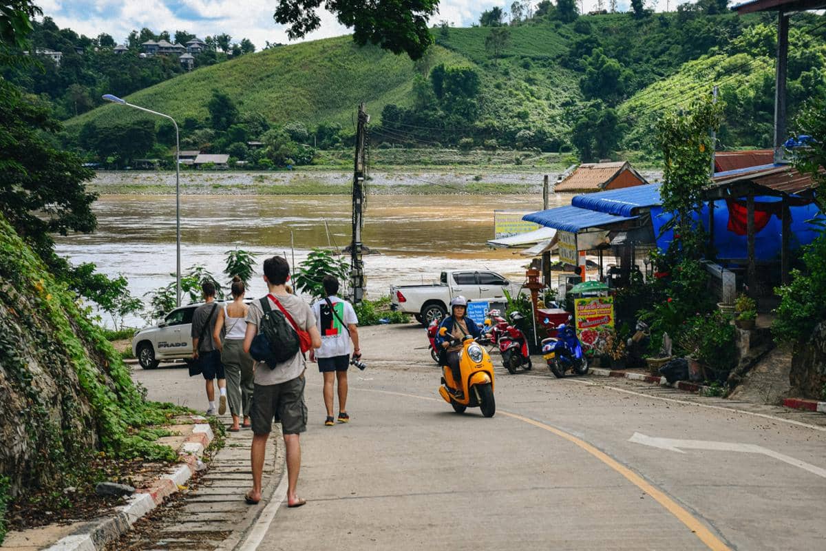 ilustrasi berjalan santai di Laos