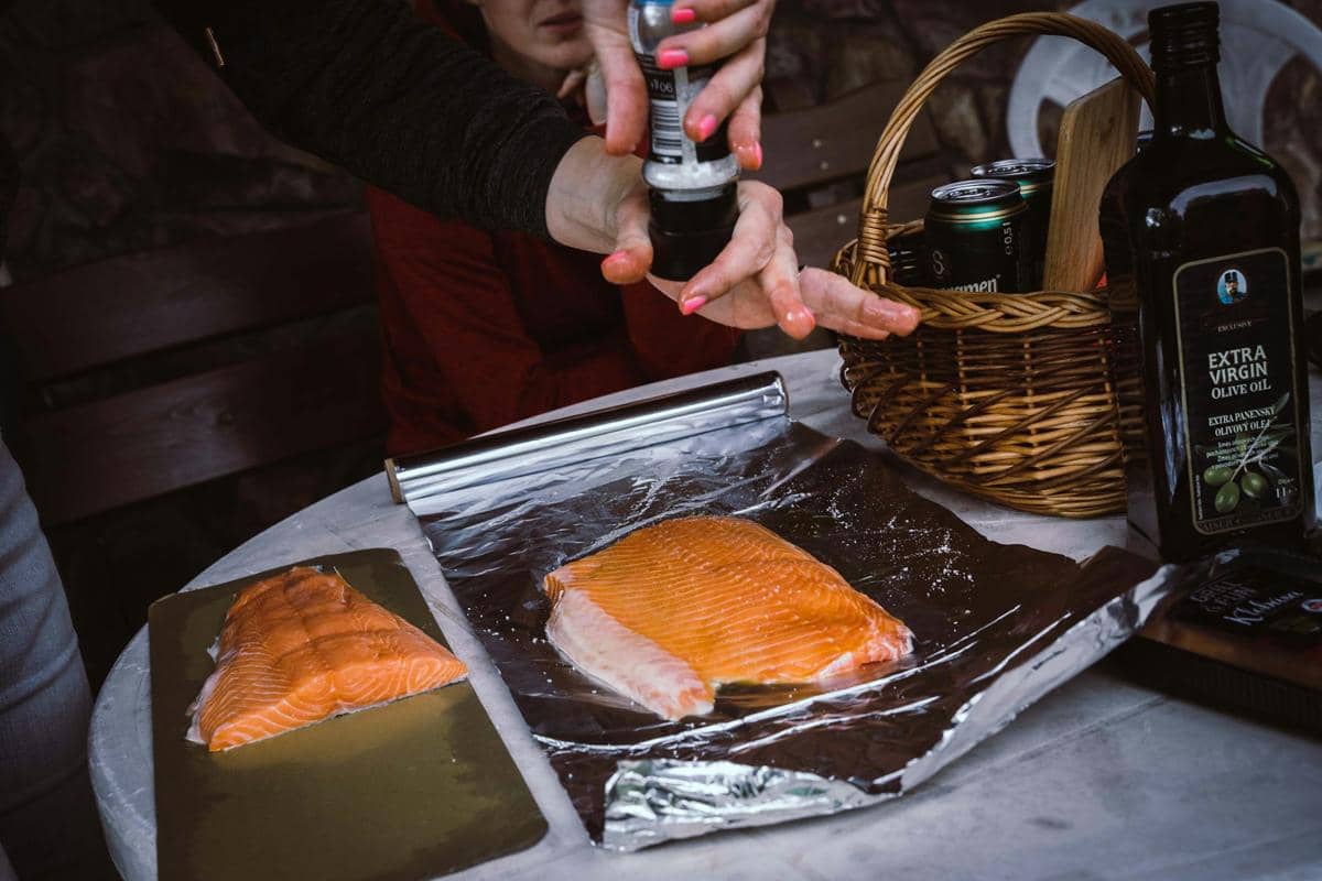 ilustrasi bahan salmon panggang foil