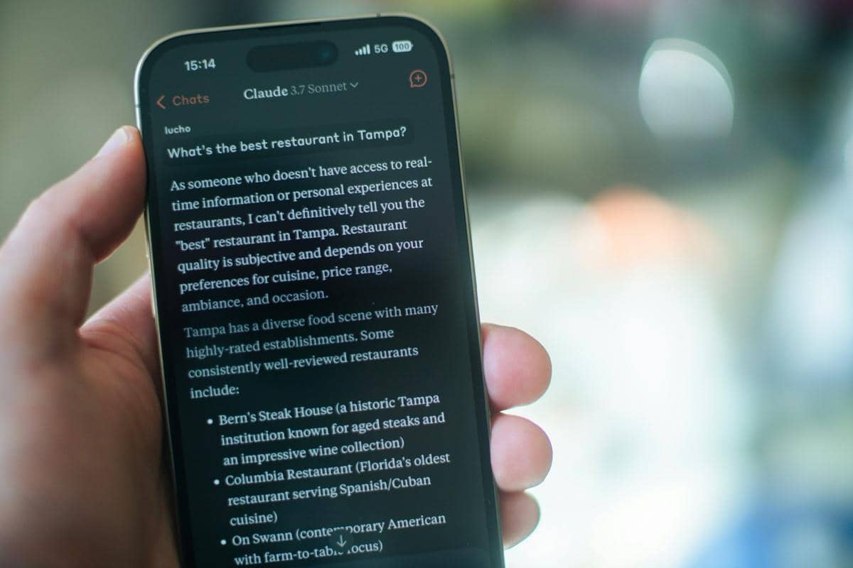 tampilan aplikasi mobile Claude AI