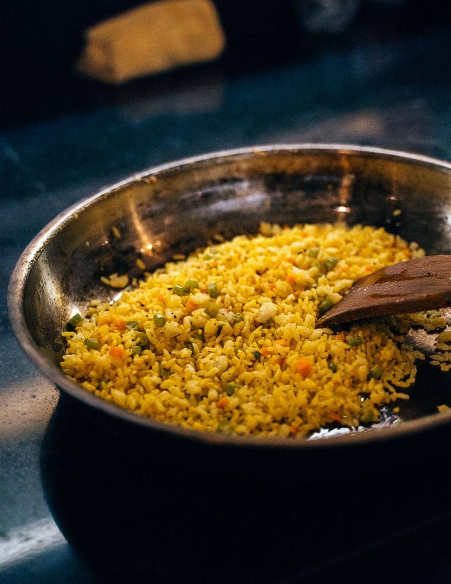 ilustrasi memasak nasi kuning
