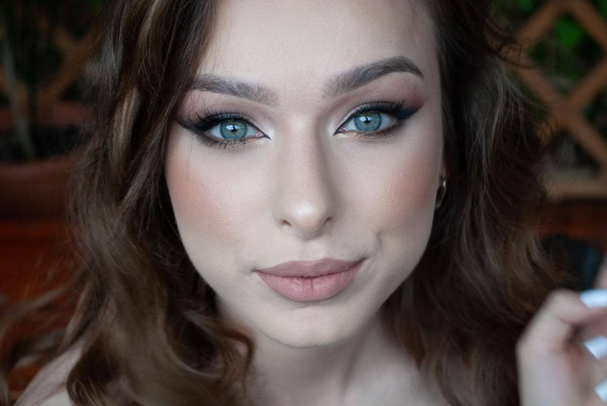 memakai eye makeup