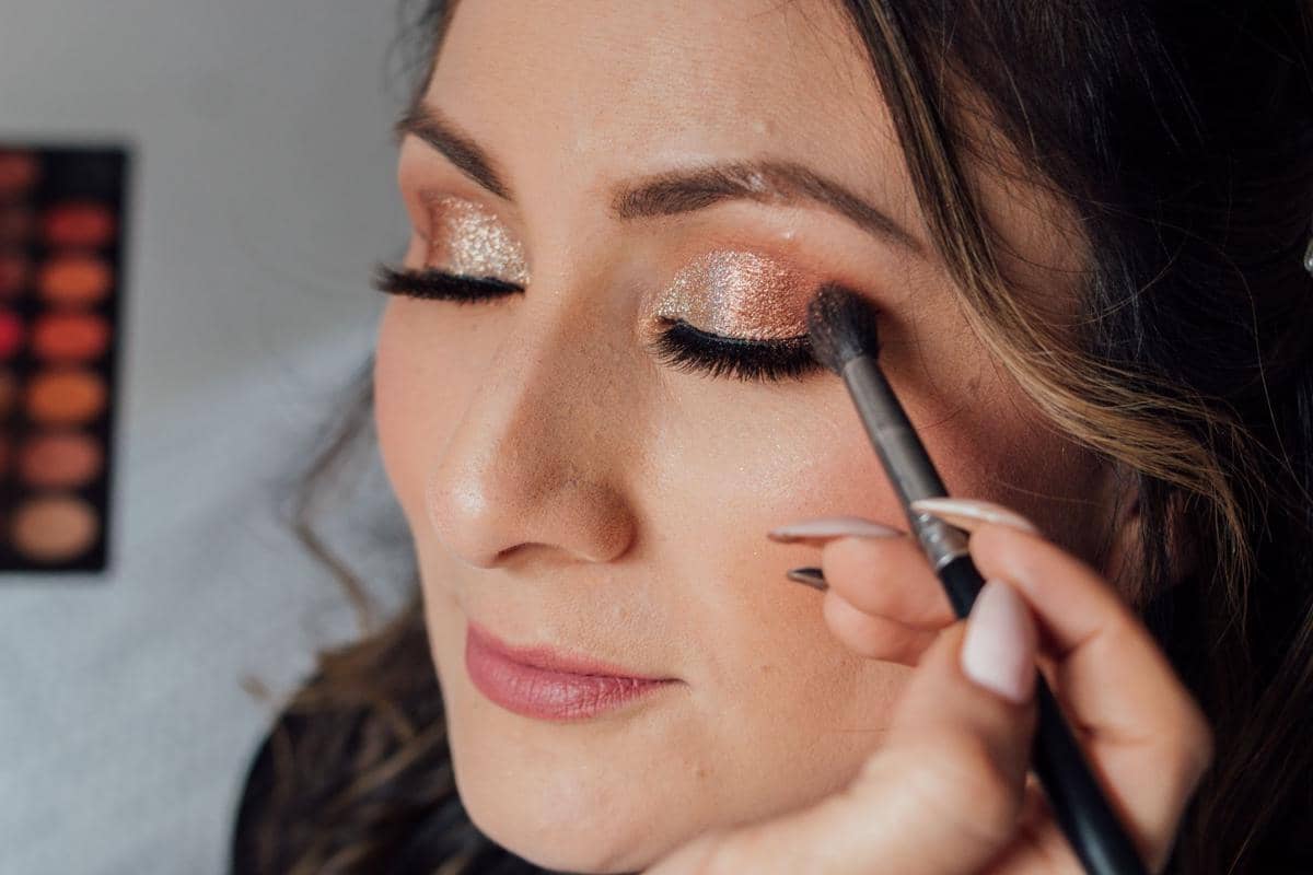 memakai eye makeup